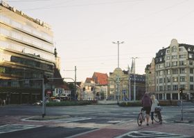Bike lane intersection with wayfinding
