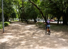 Urban cycling route through a neighborhood